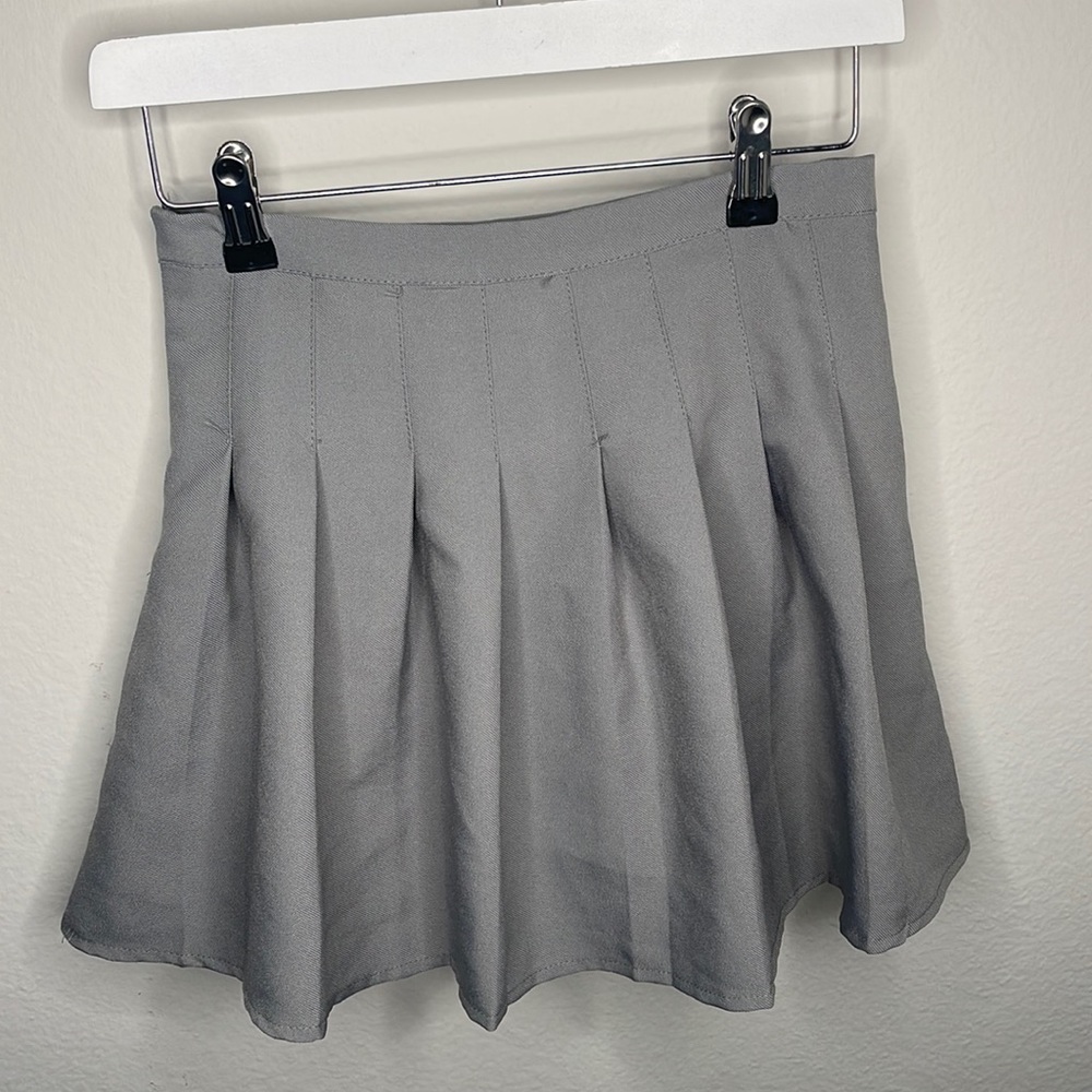 Pleated grey skirt